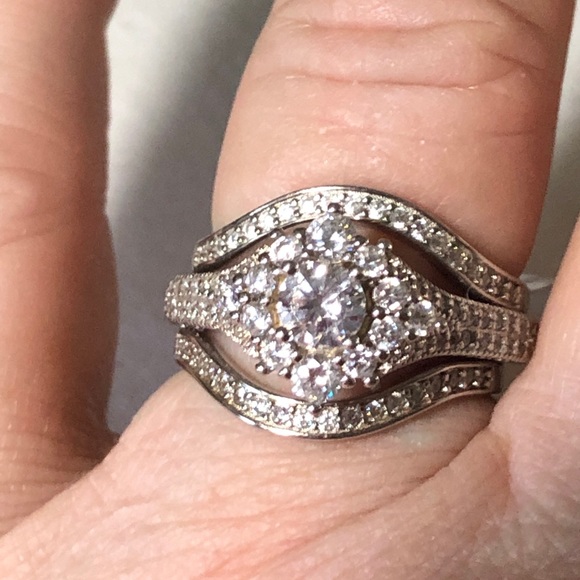 SOLD!!!! Curved 5A Wedding Ring set in Platinum - Picture 10 of 12